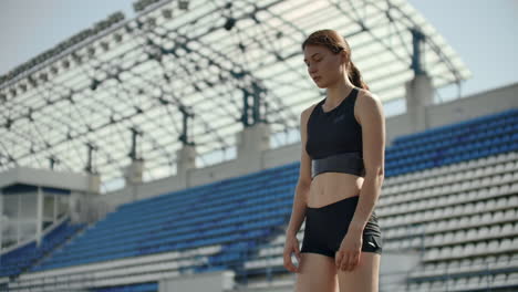 Cámara-Lenta:-Mujer-Atleta-Esperando-En-El-Bloque-De-Salida-En-Pista-De-Atletismo